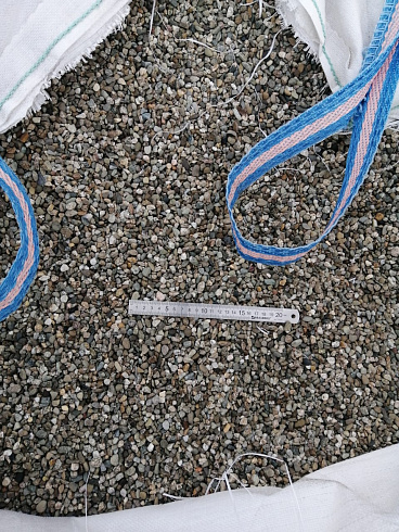 Kamenclub.ru: Галька речная окат (серая) фр.3-5 мм купить  в Улан-Уде галька речная серая бежевый темно-серый окатанный речной камень округлый 9500 руб/т   фото КАМЕНЬ КЛУБ