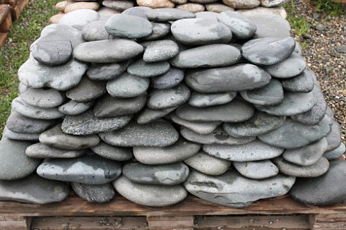 Kamenclub.ru: Галька речная плоская (темно-серая) фр. 100-200-300 мм. купить  в Улан-Уде галька речная плоская темно-серый, серый, синий речной галечник плоский 9000 руб/т   фото КАМЕНЬ КЛУБ