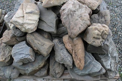 Kamenclub.ru: Песчаник декоративный ландшафтный (фр. 300-500 мм)  купить в Улан-Уде песчаник желтый рыжий серый зеленый валун речной окатанный природный песчаника 4 500 руб/т   фото КАМЕНЬ КЛУБ