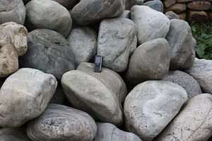 Kamenclub.ru: Речной валун Кабанчик фр.300-500 мм.  купить в Улан-Уде крупный природный камень галька серый, темно-серый речной валун галечник масштабный 7000 руб/т   фото КАМЕНЬ КЛУБ