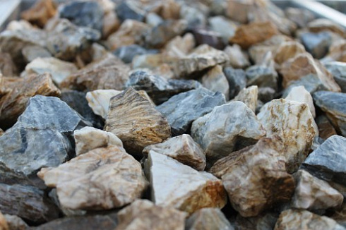 Kamenclub.ru: Мраморная крошка (щебень крошка медовый) фр. 20-40 мм.  купить в Улан-Уде мрамор бежевый рыжий желтый ландшафтная мраморная крошка 12000 руб/т   фото КАМЕНЬ КЛУБ