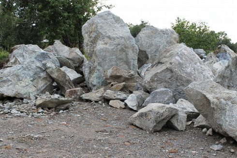 Kamenclub.ru: Змеевик скальник фр. 500-1500 мм.  купить в Улан-Уде змеевик зеленый серый черный глыба скальная колотая 7500 руб/т   фото КАМЕНЬ КЛУБ