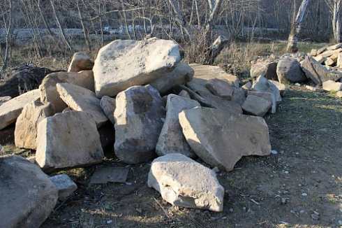 Kamenclub.ru: Песчаник плиты - плахи - пошаговые дорожки (фр. 70-150 мм)  купить в Улан-Уде песчаник серый бежевый желтый зеленый колотый песчаник строительный 6500 руб/т   фото КАМЕНЬ КЛУБ