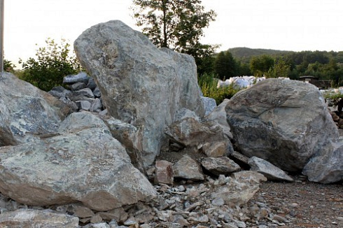 Kamenclub.ru: Змеевик скальник фр. 500-1500 мм.  купить в Улан-Уде змеевик зеленый серый черный глыба скальная колотая 7500 руб/т   фото КАМЕНЬ КЛУБ