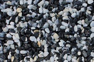 Kamenclub.ru: Мраморная крошка (щебень галтованный микс:белый-черный) фр.10-20 мм.  купить в Улан-Уде мрамор белый, черный окатанные округлые декоративные ландшафтные камни щебня 15500 руб/т   фото КАМЕНЬ КЛУБ