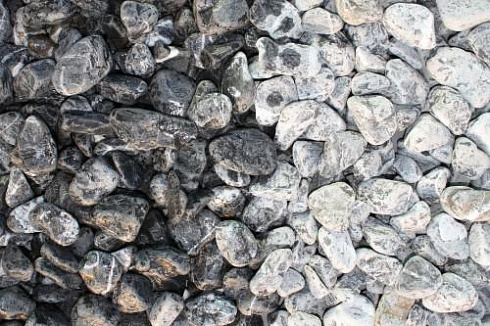 Kamenclub.ru: Щебень галтованный черный (мрамор) фр.20-40 мм.  купить в Улан-Уде мрамор черный с белыми прожилками мрамор окатанный округлый 15000 руб/т   фото КАМЕНЬ КЛУБ