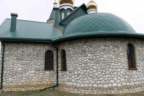 Kamenclub.ru: Галька речная плоская (бело-серая) фр. 100-200-300 мм. купить  в Улан-Уде галька речная плоская серый, белый, бело-серый, серо-белый речная галька плоская  9000 руб/т   фото КАМЕНЬ КЛУБ