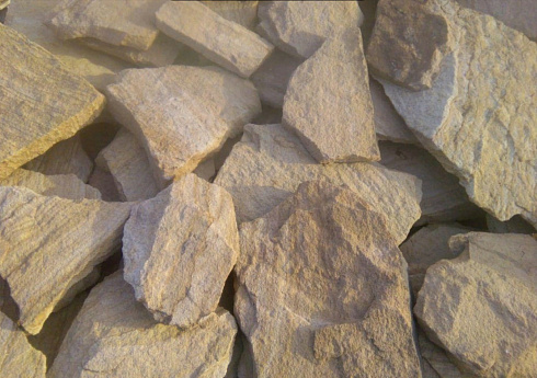 Kamenclub.ru: Песчаник пластушка "фонтанка" желтая (3,0 - 5,0 см)  купить в Улан-Уде песчаник желтая, рыжий, желтый песчаник колотый рваный со сколом облицовочный 16200 руб/м3   фото КАМЕНЬ КЛУБ