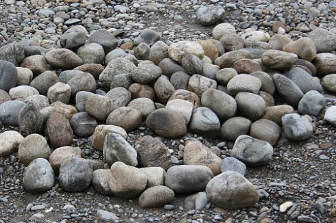 Kamenclub.ru: Речной валун (Ассорти) фр.100-300 мм.  купить в Улан-Уде галечник серый, темно-серый, светло-серый речная галька крупных размеров 4200 руб/т   фото КАМЕНЬ КЛУБ