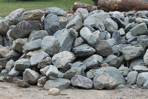 Kamenclub.ru: Гранит скальник (серо-зеленый) фр. 100-500 мм.  купить в Улан-Уде гранит зеленый, серый, салатовый крупный ландшафтный валун 6 000 руб/т   фото КАМЕНЬ КЛУБ