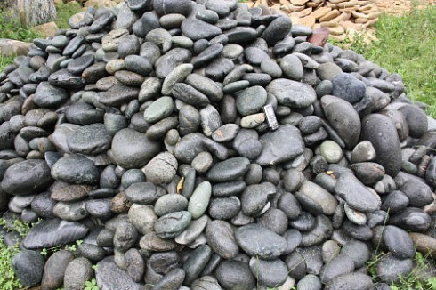 Kamenclub.ru: Темно-серый валунчик фр.100-300 мм.  купить в Улан-Уде крупный природный камень серый, темно-серый, светло-серый речная галька большого размера окатанная 4500 руб/т   фото КАМЕНЬ КЛУБ
