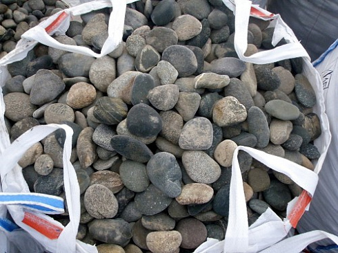 Kamenclub.ru: Галька речная плоская (ассорти) фр. 70-150 мм. купить  в Улан-Уде галька галечник серый белый темно-серый синий светло-серый плоская природная галька  9000 руб/т   фото КАМЕНЬ КЛУБ