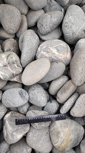 Kamenclub.ru: Галька речная окат (темно-серая) фр. 70-150 мм. купить  в Улан-Уде галька речная темно-серая, синяя, серая речная галька округлая  8000 руб/т   фото КАМЕНЬ КЛУБ