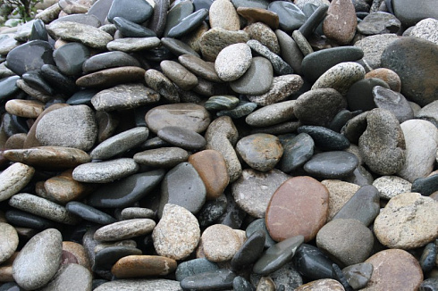 Kamenclub.ru: Галька речная плоская (ассорти) фр. 100-200-300 мм. купить  в Улан-Уде галька плоская разноцветная серый белый темно-серый синий речная галька ландшафтная 8000 руб/т   фото КАМЕНЬ КЛУБ