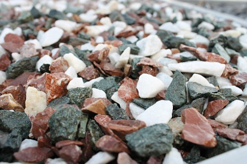 Kamenclub.ru: Мраморная крошка (щебень крошка микс: белый-зеленый-розовый) фр. 10-20 мм.  купить в Улан-Уде мрамор белый, зеленый, розовый декоративный ландшафтный колотый щебень 12000 руб/т   фото КАМЕНЬ КЛУБ