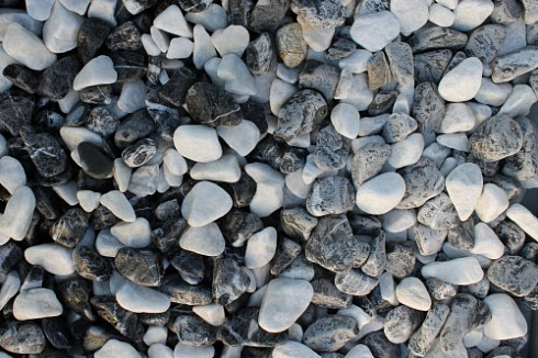 Kamenclub.ru: Мраморная крошка (щебень галтованный микс:: белый-черный) фр.20-40 мм  купить в Улан-Уде мрамор белый, черный мраморный галтованный щебень 15500 руб/т   фото КАМЕНЬ КЛУБ