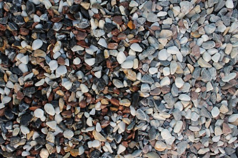 Kamenclub.ru: Мраморная крошка (щебень галтованный микс:белый-черный-розовый-медовый) фр.10-20 мм.  купить в Улан-Уде мрамор белый, медовый, черный, розовый мраморный декоративный ландшафтный окатанный округлый галтованный щебень 15500 руб/т   фото КАМЕНЬ КЛУБ