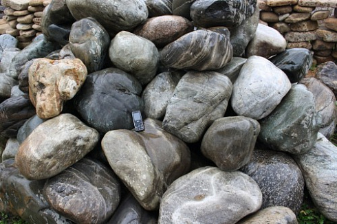 Kamenclub.ru: Речной валун Кабанчик фр.300-500 мм.  купить в Улан-Уде крупный природный камень галька серый, темно-серый речной валун галечник масштабный 7000 руб/т   фото КАМЕНЬ КЛУБ