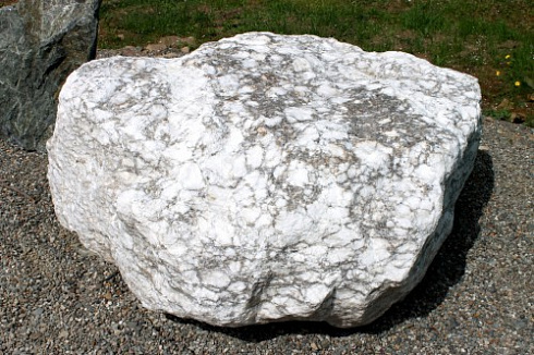 Kamenclub.ru: Мраморизированный известняк фр.500-1500 мм.  купить в Улан-Уде    10000 руб/т   фото КАМЕНЬ КЛУБ