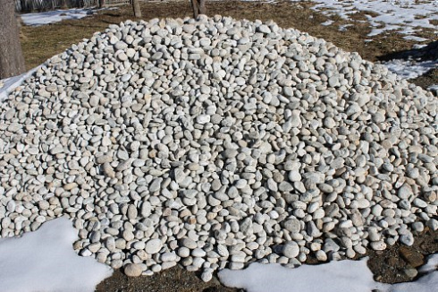 Kamenclub.ru: Галька речная окат (серо-белая) фр. 70-120 мм купить  в Улан-Уде галька галечник бело-серая, серо-белая, серая, белая речная природная галька  8000 руб/т   фото КАМЕНЬ КЛУБ