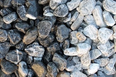 Kamenclub.ru: Щебень галтованный черный (мрамор) фр. 50-100 мм.  купить в Улан-Уде мрамор черный с белыми прожилками щебень ландшафтный мраморный 15000 руб/т   фото КАМЕНЬ КЛУБ
