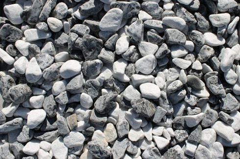 Kamenclub.ru: Мраморная крошка (щебень галтованный микс:: белый-черный) фр.20-40 мм  купить в Улан-Уде мрамор белый, черный мраморный галтованный щебень 15500 руб/т   фото КАМЕНЬ КЛУБ