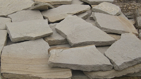 Kamenclub.ru: Песчаник пластушка светло-серый (2,0 см)  купить в Улан-Уде плитняк- ластушка светло-серый, серый рваный ландшафтный плитняк колотый 13800 руб/м3   фото КАМЕНЬ КЛУБ