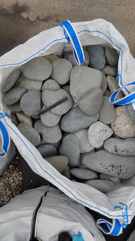 Kamenclub.ru: Галька речная плоская (темно-серая) фр. 70-150 мм. купить  в Улан-Уде галечник природный темно-серый серый синий речная плоская природная окатанная  9000 руб/т   фото КАМЕНЬ КЛУБ