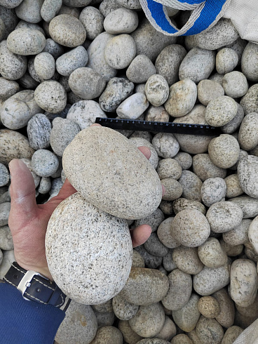 Kamenclub.ru: Галька речная окат (серо-белая) фр. 70-120 мм купить  в Улан-Уде галька галечник бело-серая, серо-белая, серая, белая речная природная галька  8000 руб/т   фото КАМЕНЬ КЛУБ