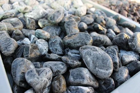 Kamenclub.ru: Щебень галтованный черный (мрамор) фр.20-40 мм.  купить в Улан-Уде мрамор черный с белыми прожилками мрамор окатанный округлый 15000 руб/т   фото КАМЕНЬ КЛУБ
