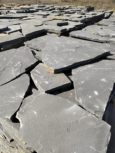 Kamenclub.ru: Песчаник пластушка светло-серый (2,0 см)  купить в Улан-Уде плитняк- ластушка светло-серый, серый рваный ландшафтный плитняк колотый 13800 руб/м3   фото КАМЕНЬ КЛУБ