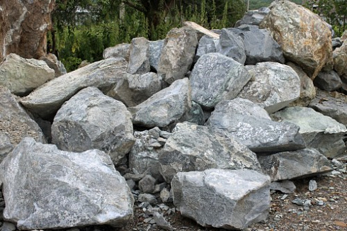 Kamenclub.ru: Змеевик скальник фр. 500-1500 мм.  купить в Улан-Уде змеевик зеленый серый черный глыба скальная колотая 7500 руб/т   фото КАМЕНЬ КЛУБ