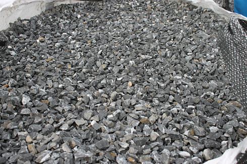 Kamenclub.ru: Щебень крошка черный (мрамор) фр. 40-70 мм.  купить в Улан-Уде мрамор черный с белыми прожилками, черный, белый декоративный щебень 11000 руб/т   фото КАМЕНЬ КЛУБ