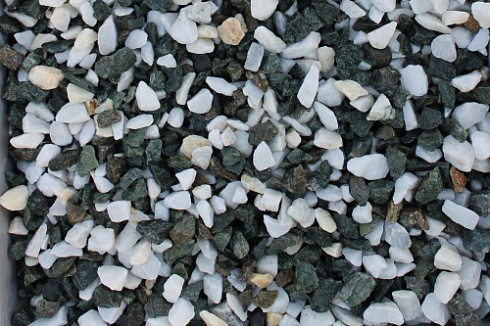 Kamenclub.ru: Мраморная крошка (щебень крошка микс: белый-зеленый) фр. 10-20 мм.  купить в Улан-Уде мрамор белый, зеленый каменная ландшафтная декоративная крошка щебня 9500 руб/т   фото КАМЕНЬ КЛУБ