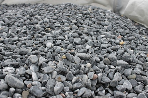 Kamenclub.ru: Щебень галтованный черный (мрамор) фр.10-20 мм.  купить в Улан-Уде мрамор черный с белыми прожилками, черный, белый окатанный округлый ландшафтный декоративный щебень 15000 руб/т   фото КАМЕНЬ КЛУБ