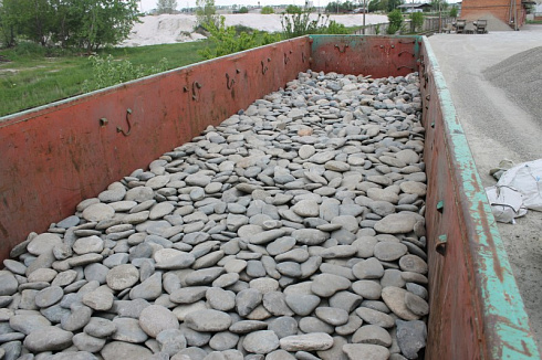 Kamenclub.ru: Галька речная плоская (серо-белая) фр. 70-120 мм. купить  в Улан-Уде галька галечник речной серый, белый окатанная плоская  природная галька 9000 руб/т   фото КАМЕНЬ КЛУБ