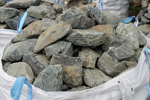 Kamenclub.ru: Гранит скальник (серо-зеленый) фр. 100-500 мм.  купить в Улан-Уде гранит зеленый, серый, салатовый крупный ландшафтный валун 6 000 руб/т   фото КАМЕНЬ КЛУБ