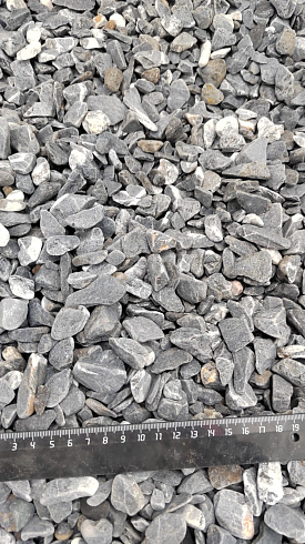 Kamenclub.ru: Щебень галтованный черный (мрамор) фр.10-20 мм.  купить в Улан-Уде мрамор черный с белыми прожилками, черный, белый окатанный округлый ландшафтный декоративный щебень 15000 руб/т   фото КАМЕНЬ КЛУБ