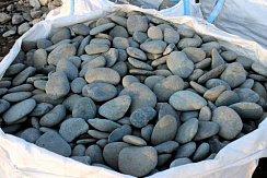 Kamenclub.ru: Галька речная плоская (темно-серая) фр. 100-200-300 мм. купить в Улан-Уде галька речная плоская темно-серый, серый, синий речной галечник плоский 9000 руб/т   фото КАМЕНЬ КЛУБ