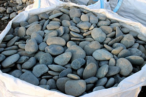 Kamenclub.ru: Галька речная плоская (темно-серая) фр. 100-200-300 мм. купить в Улан-Уде галька речная плоская темно-серый, серый, синий речной галечник плоский 9000 руб/т   фото КАМЕНЬ КЛУБ