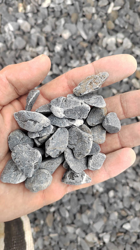 Kamenclub.ru: Щебень галтованный черный (мрамор) фр.10-20 мм.  купить в Улан-Уде мрамор черный с белыми прожилками, черный, белый окатанный округлый ландшафтный декоративный щебень 15000 руб/т   фото КАМЕНЬ КЛУБ