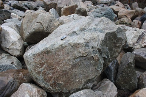 Kamenclub.ru: Гранит скальник (серо-зеленый) фр. 500-1500 мм.  купить в Улан-Уде гранит мрамор  серый зеленый темно-серый глыба скальная колотая ландшафтная 7 500 руб/т   фото КАМЕНЬ КЛУБ