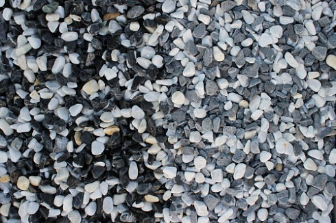 Kamenclub.ru: Мраморная крошка (щебень галтованный микс:белый-черный) фр.10-20 мм.  купить в Улан-Уде мрамор белый, черный окатанные округлые декоративные ландшафтные камни щебня 15500 руб/т   фото КАМЕНЬ КЛУБ