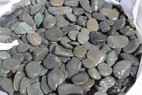 Kamenclub.ru: Галька речная плоская (темно-серая) фр. 100-200-300 мм. купить  в Улан-Уде галька речная плоская темно-серый, серый, синий речной галечник плоский 9000 руб/т   фото КАМЕНЬ КЛУБ