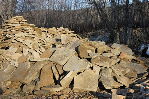 Kamenclub.ru: Песчаник плиты - плахи - пошаговые дорожки (фр. 70-150 мм)  купить в Улан-Уде песчаник серый бежевый желтый зеленый колотый песчаник строительный 6500 руб/т   фото КАМЕНЬ КЛУБ