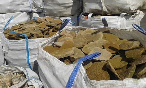 Kamenclub.ru: Песчаник колотый для облицовки (фр. 2-3 см)  купить в Улан-Уде песчаник бежевый серый рыжий песчаник строительный 5000 руб/т   фото КАМЕНЬ КЛУБ