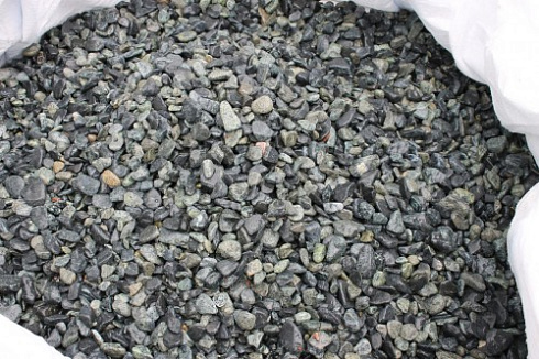 Kamenclub.ru: Щебень галтованный зеленый (змеевик) фр. 20-40 мм.  купить в Улан-Уде мрамор зеленый, салатовый оголтованный щебень мраморный 12500 руб/т   фото КАМЕНЬ КЛУБ