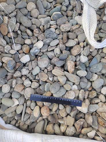 Kamenclub.ru: Галька речная окат (серая) фр.40-60 мм купить  в Улан-Уде галька речная серый бежевый рыжий коричневый округлый речной камень 5000 руб/т   фото КАМЕНЬ КЛУБ