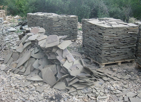 Kamenclub.ru: Песчаник пластушка серо-зеленый (1,5 см)  купить в Улан-Уде плитняк - пластушка серо-зеленый, серый, зеленый пластушка рваная ландшафтная колотая 10200 руб/м3   фото КАМЕНЬ КЛУБ