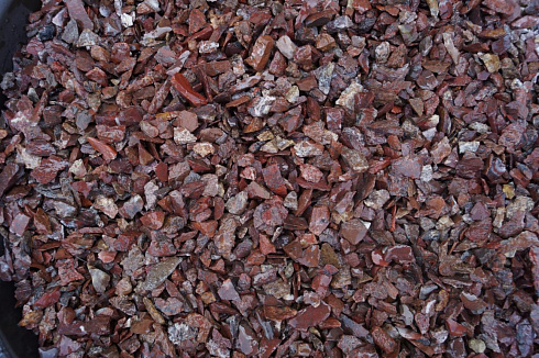 Kamenclub.ru: Щебень крошка красный (ЯШМА) фр. 20-40 мм.  купить в Улан-Уде яшма красный, бордовый декоративный ландшафтный щебень 9000 руб/т   фото КАМЕНЬ КЛУБ